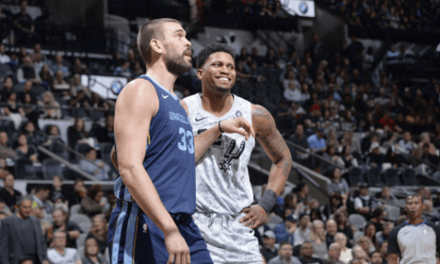 她吸引了众 她吸引了众